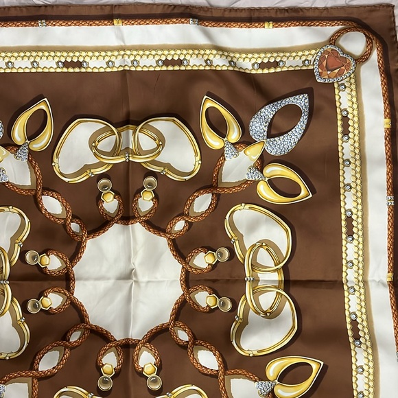 Piaget silk scarf 33.5x33.5”
wore one time only , very good condition - Picture 3 of 8